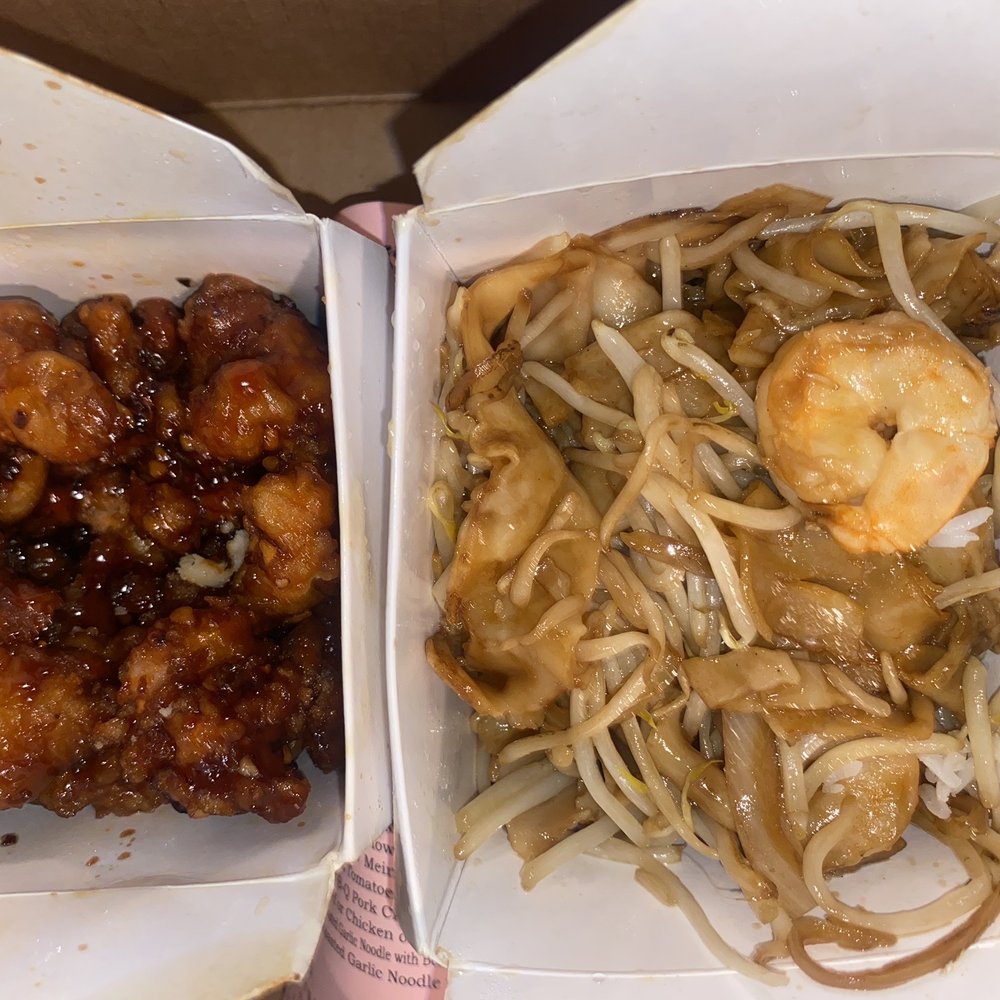 General Tso chicken (8.5/10) and shrimp chow fun (8.5/10) General Tso chicken (8.5/10) and shrimp chow fun (8.5/10)