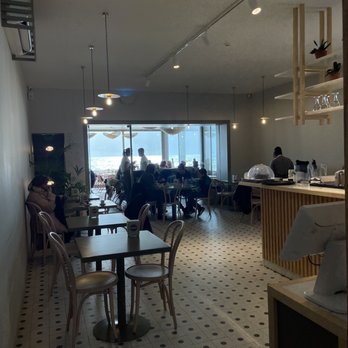 Tavi - Seating area inside - Bakeries Near Me - Porto, 13