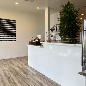 Le’s Banh Mi - Interior - Cafes Near Me - Honolulu, Hawaii Le’s Banh Mi - Interior - Cafes Near Me - Honolulu, Hawaii