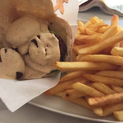 Torggrillen i Frölunda - Falafel i bröd och pommes.