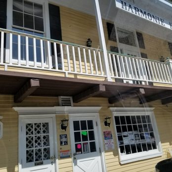Western Inn - Side of hotel hgas liquor store - Hotels Near Me - Callicoon, New York