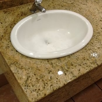 Burger King - This was ALL wet, soaked in water. Couldn't wash my hands properly. - American Near Me - Buenos Aires, C