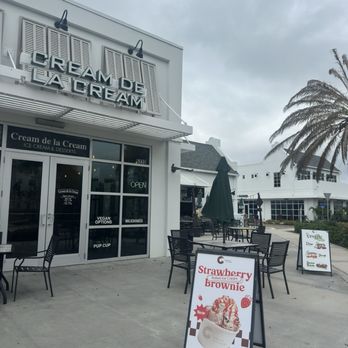 Cream de la Cream - Exterior seating area. - Ice Cream & Frozen Yogurt Near Me - Tampa, Florida