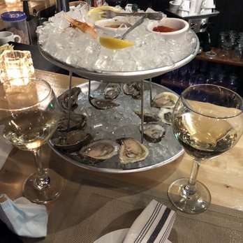Bites & Bubbles - Variety of oysters: Virginia, Florida, Connecticut paired with Chablis wine - Wine Bars Near Me - Orlando, Florida Bites & Bubbles - Variety of oysters: Virginia, Florida, Connecticut paired with Chablis wine - Wine Bars Near Me - Orlando, Florida