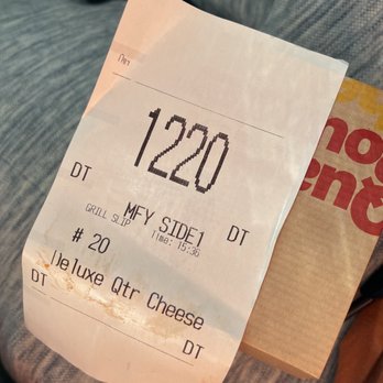 McDonald's - So I ordered 2 deluxe quarter pounders, deluxe is supposed to come with lettuce & tomatoes... they are both missing the lettuce and tomatoes - Fast Food Near Me - Glendale, California