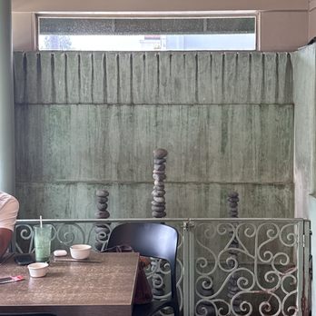 Hugo's - Fountain seating inside/outside area - Breakfast & Brunch Near Me - Studio City, California