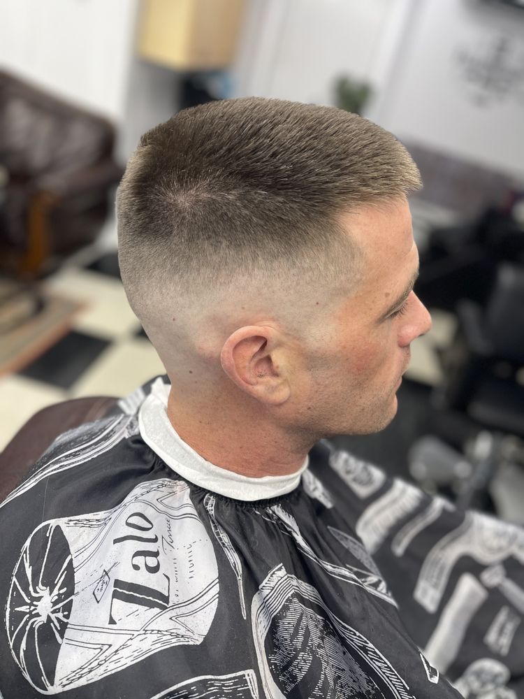 4 MEN Updated October 2024 100 Photos 7 St