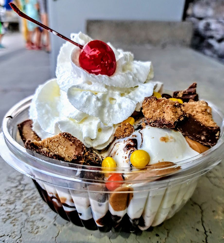 Aunt Betty's Ice Cream Shack Logo