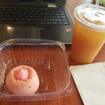 Kakaako Cafe - Plantation iced tea and strawberry guava bagel puff - Coffee & Tea Near Me - Honolulu, Hawaii