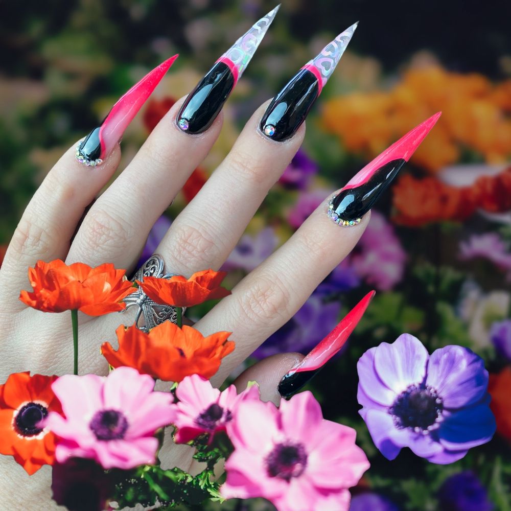 Queendom Divine Nails Logo