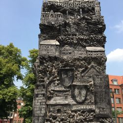 Stadtgeschichtssäule - Die Stadtgeschichtssäule. Darstellungen aus der Geschichte Gladbecks.  Representations about the history of the city of Gladbeck.