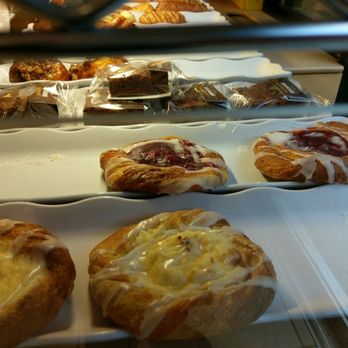 Au Bon Pain - pastries and pastries on display - Bakeries Near Me - Hershey, Pennsylvania