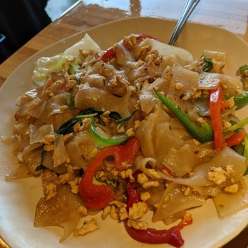 Manaow - Drunken noodles - Thai Near Me - Long Beach, California Manaow - Drunken noodles - Thai Near Me - Long Beach, California