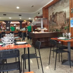 El Trébol de Mora - El interior del bar con la isla buffet