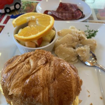 Cafe Laurent - Muscle sandwich (dry) with fruit (mostly melon), turkey bacon and potatoes gratin. - French Near Me - Mar Vista, California