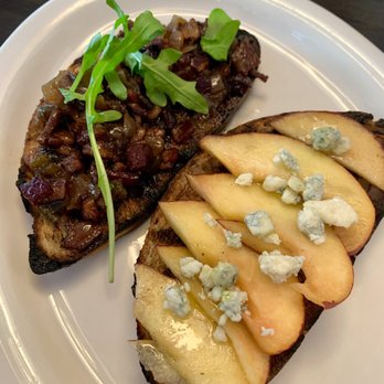 Cucina Lupo - Bacon jam, peach and blue cheese bruschetta - Italian Near Me - Carson City, Nevada Cucina Lupo - Bacon jam, peach and blue cheese bruschetta - Italian Near Me - Carson City, Nevada