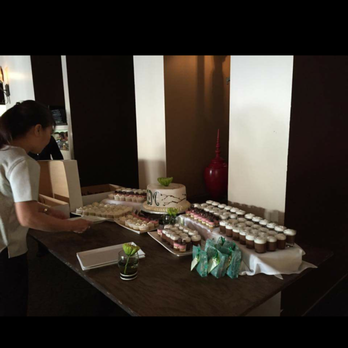 Coconut Bay - Pookie (owner) preparing and doing the finishing touches. - Thai Near Me - Burlingame, California