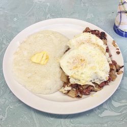 White Rose Diner - Yummy grits, yummy eggs, chunky corned beef hash