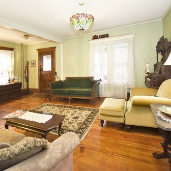 Blooming Inn - Living room - Vacation Rentals Near Me - Shelburne Falls, Massachusetts
