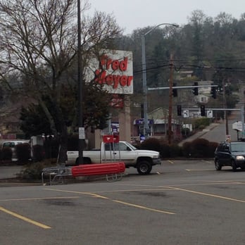 Fred Meyer - Sign from the street - Department Stores Near Me - Roseburg, Oregon