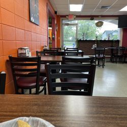 Mariachi's Tacos - Dining room