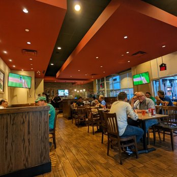 Duff's Famous Wings - diners and dining area - Chicken Wings Near Me - Vaughan, Ontario