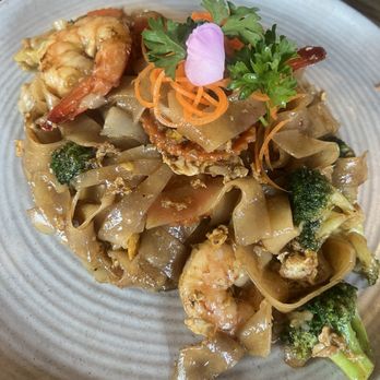 Paya Thai - Shrimp Pad See Ew - Thai Near Me - Atlanta, Georgia