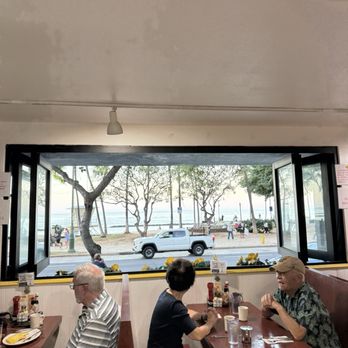 Eggs 'n Things - Waikiki Beach Eggspress - View - Breakfast & Brunch Near Me - Honolulu, Hawaii