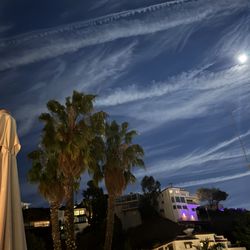 Stay Awhile Villas - Beverly Hills - Backyard at night
