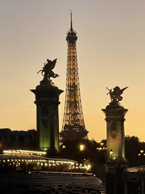 Bateaux-Mouches by null