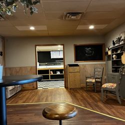Local's Pizzeria - Dining room