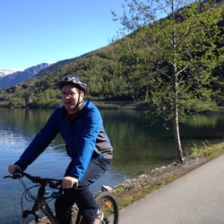 Flåm Camping og Vandrarheim - Rental bikes from the hostel. Biking along the fjord on a sunny day!
