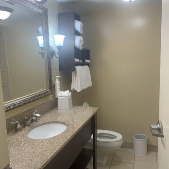 Hampton Inn Charleston-Historic District - Bathroom - Hotels Near Me - Charleston, South Carolina Hampton Inn Charleston-Historic District - Bathroom - Hotels Near Me - Charleston, South Carolina