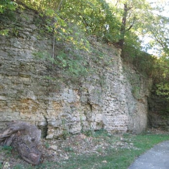 Roanoke Park - Outcroppings line the park's parameter - Parks Near Me - Kansas City, Missouri