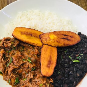 Mi Cocina Es Tuya - Pabellón con carne: shredded beef with rice, black beans, and plátanos. Yammy - Latin American Near Me - London, XGL Mi Cocina Es Tuya - Pabellón con carne: shredded beef with rice, black beans, and plátanos. Yammy - Latin American Near Me - London, XGL