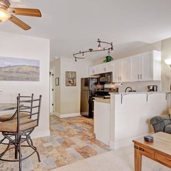 Wildwood Suites - 206 Dining/Kitchen