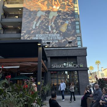 Shake Shack 6201 Hollywood - Hollywood & Gower - Storefront - Burgers Near Me - Los Angeles, California Shake Shack 6201 Hollywood - Hollywood & Gower - Storefront - Burgers Near Me - Los Angeles, California