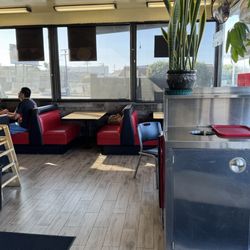 Tam's Burgers - Indoor