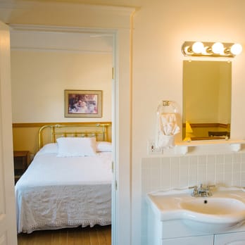 Royal Hotel - Need a little extra space? Try the Antique Suite. Complete with a pull out couch for extra guests. - Hotels Near Me - Chilliwack, British Columbia