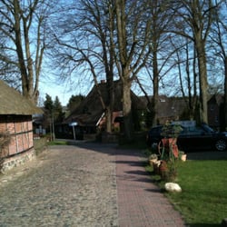 Pfarrhofcafé - Links ne Scheune, rechts das Café ...