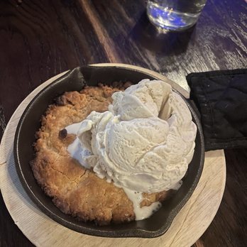 Avenue Kitchen + Bar - Skillet cookie with vanilla gelato - Beer Bar Near Me - Somerville, Massachusetts Avenue Kitchen + Bar - Skillet cookie with vanilla gelato - Beer Bar Near Me - Somerville, Massachusetts