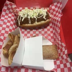Dog Et Al - Chili slaw dog. Apple pie and homemade chips.