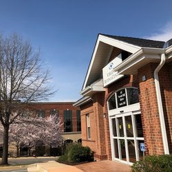 Virginia Retina Center - Warrenton Office on a pretty spring day