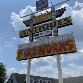 Totem Pole Trading Post - Sign outside of store - Gift Shops Near Me - Rolla, Missouri
