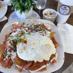 Chilaquiles y cafe de la abuelita trae una conchita arriba. Chilaquiles y cafe de la abuelita trae una conchita arriba.