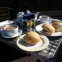 The Old Bakehouse - Breakfast in the sunshine
