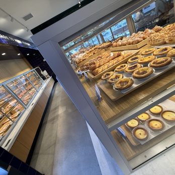 Paris Baguette - Pastry cabinets you get to grab your own pastries from - Bakeries Near Me - Midvale, Utah