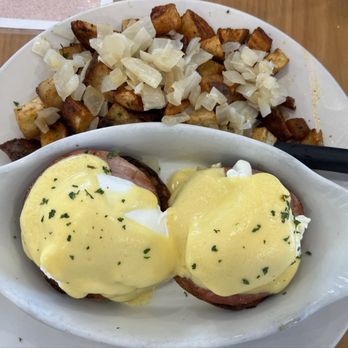 La Croisette - Eggs Benedict (Benedict Arnold) with home fries with onion - Breakfast & Brunch Near Me - St. Pete Beach, Florida La Croisette - Eggs Benedict (Benedict Arnold) with home fries with onion - Breakfast & Brunch Near Me - St. Pete Beach, Florida