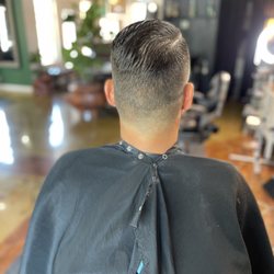 Haarschnitts Mens Grooming  - Tapper to skin on neckline. No hard lines