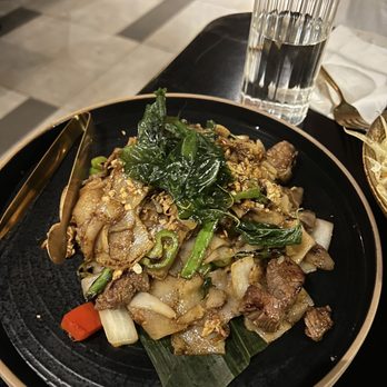 Siam Thai - Not pad see ew it was some other flat rice noodle though with filet mignon - Thai Near Me - Flushing, New York Siam Thai - Not pad see ew it was some other flat rice noodle though with filet mignon - Thai Near Me - Flushing, New York